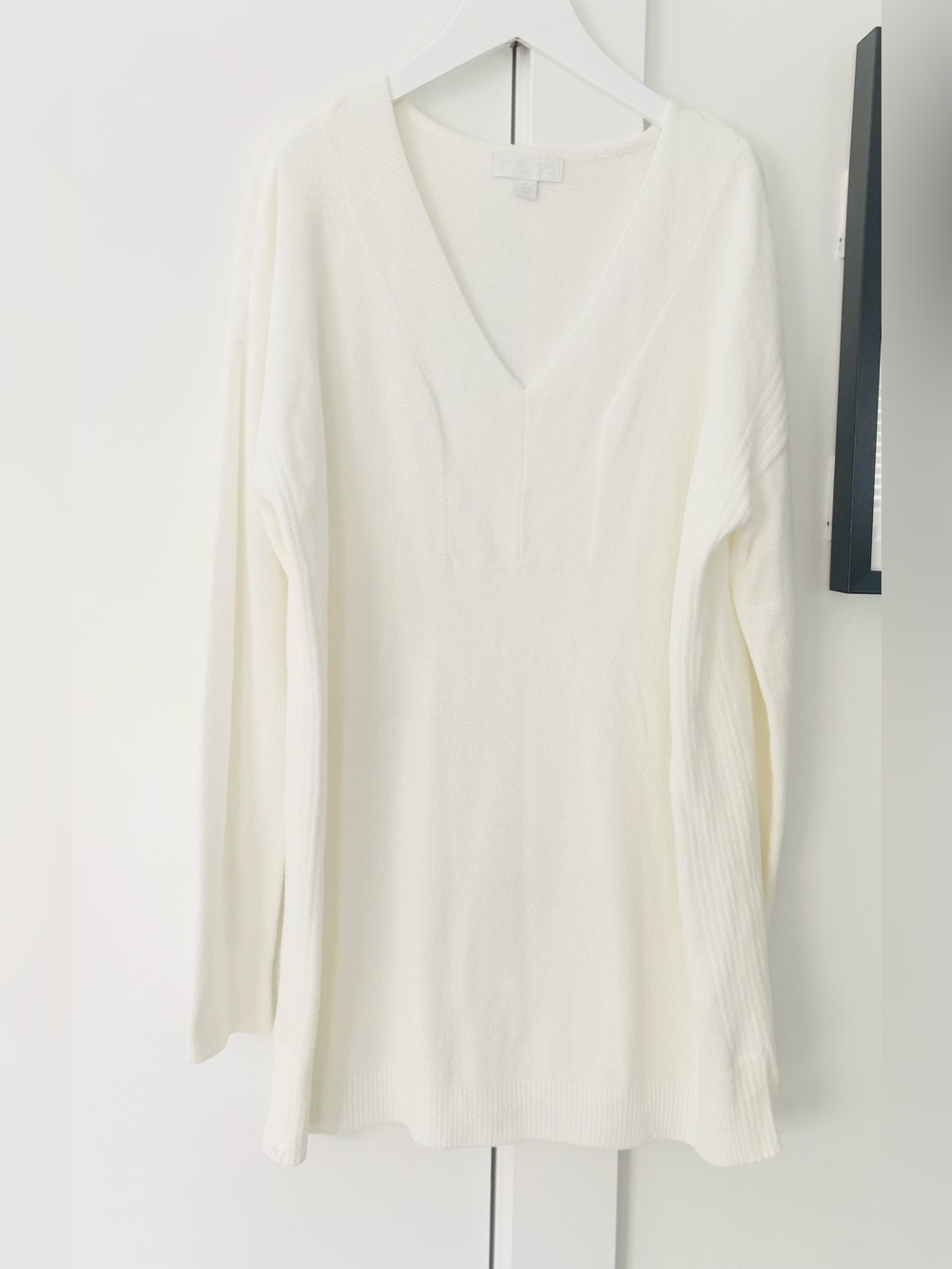 Barefoot Dreams CozyChic Vneck Ribbed detail Optic white sweater size M